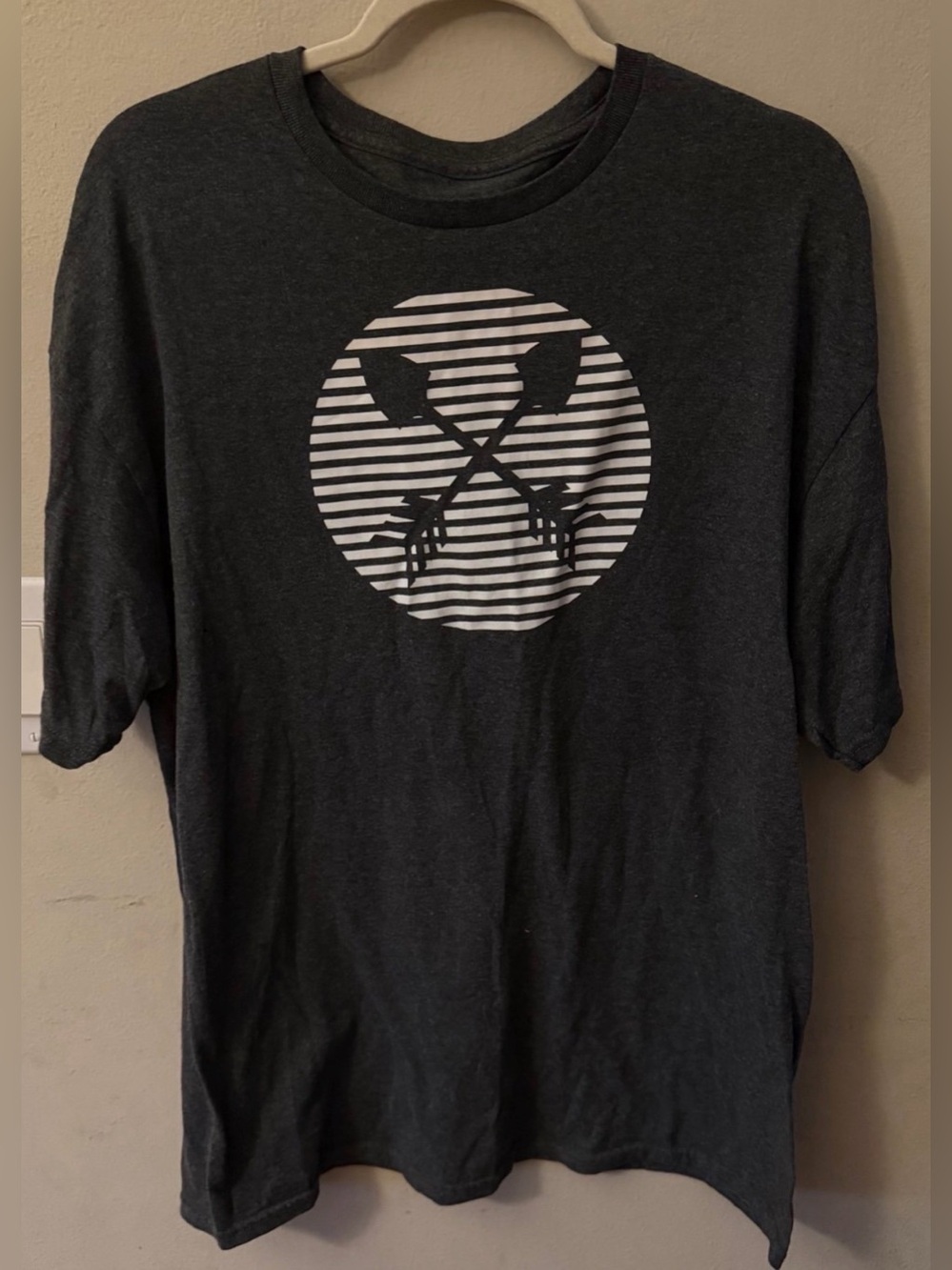 Men's Dark Gray Short Sleeve Graphic Crew Tee - Striped Circle Arrow Design